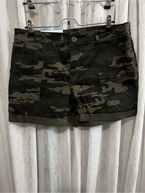 Sanctuary Green Camo Roll-Hem Cargo Shorts